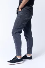 Pantalón de jean gris oscuro, corte slim taper.