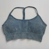 Top deportivo negro con efecto lavado, breteles finos y espalda deportiva.