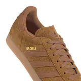 Zapatillas Adidas Gazelle color marrón de gamuza con las tres tiras laterales y suela de goma.