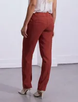 Pantalón blanco de gabardina elastizada, marca Zac & Rachel, con bolsillos delanteros y traseros.