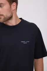 Camiseta negra de manga corta y cuello redondo con estampado en la espalda con la frase "Art District" y el número 1990.