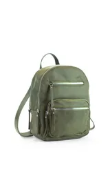 Mochila color verde militar de tafeta con doble apertura superior con cierre y tiradores metálicos. Incluye bolsillos internos, tres bolsillos con cierre metálico al frente y uno posterior. Tiene asa corta de mano y correas para la espalda regulables.