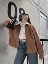 Campera marrón de pana con cierre frontal, cuello de piel sintética y bolsillos laterales.