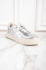 Zapatilla de cuero metalizado color plateado, con diseño clásico y suela de goma.