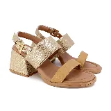 Sandalia de cuero color beige con taco cuadrado y tira delantera tejida color dorado.