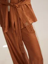 Kimono color cobre con textura brillante, mangas 3/4 y lazo para atar en la cintura.