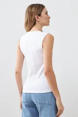 Top musculosa de punto canalé color lila.