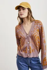 Cárdigan color lila con estampado jacquard en color ocre, con cuello en V, calce al cuerpo y cierre frontal con botones.