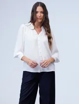 Camisa de gasa color fucsia con cuello en V, botones frontales y detalles de smock en hombros y puños, de la marca Zac & Rachel.