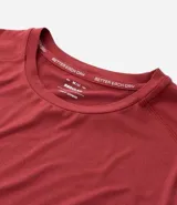 Remera deportiva celeste de poliéster y elastano, con cuello redondo, mangas cortas y tecnología dry fit.