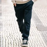 Pantalón chino azul de calce regular, marca Maui and Sons.