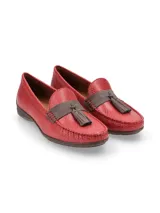 Mocasín color borgoña con textura reptil, detalle de antifaz en nobuck y borlas.