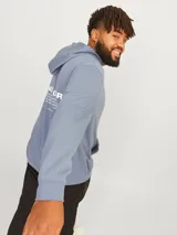 Hoodie celeste de manga larga con capucha, bolsillo canguro y logo estampado en el pecho. Modelo plus size.