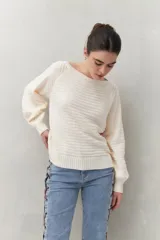 Sweater color crema tramado de silueta relajada, con combinación de texturas en el tejido y mangas abullonadas con puños elastizados.