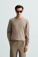 Jersey de hombre regular fit, color negro, tejido en hilatura de lana cashmere. Cuello redondo y manga larga con terminaciones en rib.