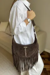 Bandolera tipo media luna de gamuza color chocolate con flecos y correa larga de cuero.
