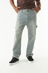 Pantalón jean celeste de corte amplio, estilo carpenter, con bolsillos laterales y logo bordado.