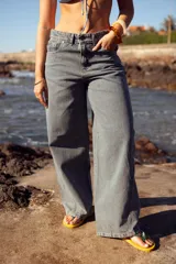 Pantalón jean gris de corte ancho y tiro alto.