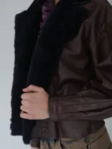 Campera de cuero vacuno negra con corderito en el cuello y costuras a mano.