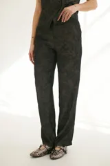Pantalón de vestir marrón con estampado abstracto, corte recto y tiro alto.