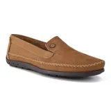 Mocasín marrón de cuero con pespuntes en contraste y detalle de botón en el empeine.