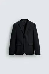 Blazer slim fit confeccionado en tejido con viscosa, color negro. Cuello con solapas de muesca, manga larga con puño abotonado, bolsillo de vivo en pecho y de solapa en cadera. Detalle bolsillo interior, bajo con aberturas en espalda y cierre frontal con botones.