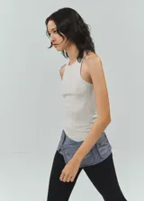 Top sin mangas de canalé, con cuello redondo y tirantes anchos, elaborado en mezcla de lyocell y algodón.