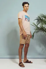 Bermuda color beige con bolsillos laterales y traseros.