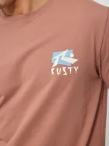 Remera amarilla de algodón con estampado del logo de la marca Rusty en el frente y en la espalda.