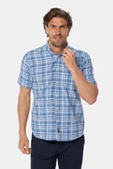 Camisa de manga corta con estampado a cuadros en tonos de azul y blanco.