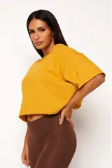 Remera blanca de algodón sustentable con diseño casual y torzado en la espalda.