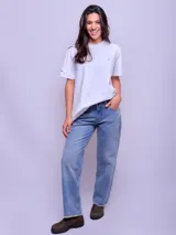 Remera blanca de corte suelto y mangas cortas.