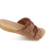Sandalia casual de cuero color negro, con dos tiras anchas ajustables con hebillas metálicas negras.