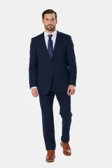 Traje de vestir azul marino, compuesto por saco de dos botones con solapa de muesca y pantalón de corte recto.