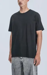 Remera negra de manga corta, cuello redondo y calce regular con recorte en espalda, realizada en algodón premium muy suave al tacto.