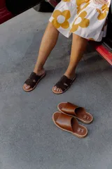 Sandalias marrones de cuero con suela track.