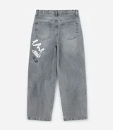 Pantalón masculino super baggy confeccionado en jeans sostenible con cintura con trabilla, cierre tradicional, bolsillos y estampa de grafiti.