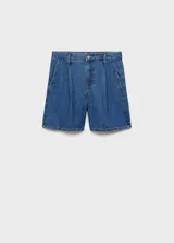 Short de jean azul de tiro medio, con pinzas delanteras, cierre frontal con cremallera y botón, y bolsillos laterales.