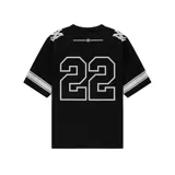 Camiseta negra de algodón con cuello redondo y mangas cortas. Presenta el logo de la marca Amiri en el pecho y el número 22 en la parte inferior. Diseño con llamas blancas en los hombros y rayas blancas en las mangas.