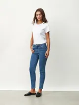 Jean skinny de tiro alto color azul.