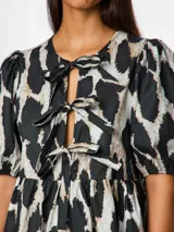 Blusa estampada con mangas abullonadas y lazos en el escote.