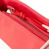 Bolso tote grande de poliéster con diseño de rayas horizontales rojas y blancas. Tiene cierre superior, asas fijas con diseño de rayas verticales rojas y blancas, bolsillo interno con cierre y dos bolsillos abiertos.