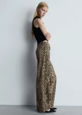 Jeans de algodón con estampado de leopardo, diseño recto, cierre de cremallera y botón, y cinco bolsillos.