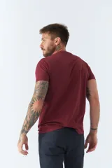 Remera color arena con cuello redondo y logo bordado en el pecho.