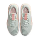 Championes Nike Metcon 9 de entrenamiento, color gris con detalles en rosa.