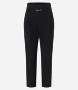 Pantalón negro de corte carrot, con trabillas en la cintura, detalle metálico y pliegues.