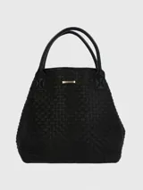 Bolso tote negro con diseño tejido, doble asa de hombro y logo dorado de Hush Puppies en el frente.