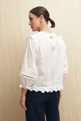 Blusa blanca de algodón bordado con encaje y volados, de mangas 3/4 con elástico.