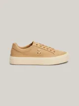 Zapatillas Tommy Hilfiger color beige de lino orgánico con monograma TH dorado en el lateral.