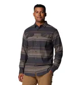 Camisa de franela a cuadros con estiramiento confort, color gris con rayas horizontales marrones y beige. Cuenta con cuello abotonado, cierre frontal con botones, dos bolsillos en el pecho con cierre de botón y puños abotonados.